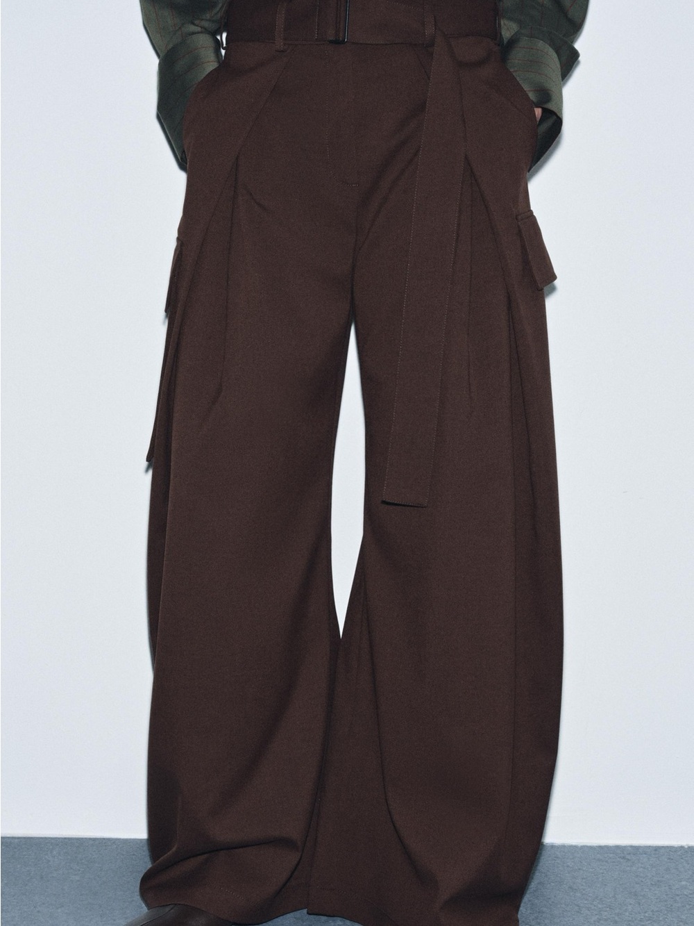 Wide Leg High-Waist Cargo Pants in Dark Brown